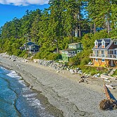 2 BR Beachfront Cottage w/ Grill & Expansive Deck