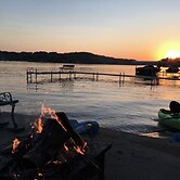 4 BR Tranquil Lakefront Retreat w/ Fire Pit