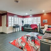 1 Mi to Graceland: Quiet Home w/ Private Yard
