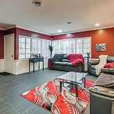 1 Mi to Graceland: Quiet Home w/ Private Yard