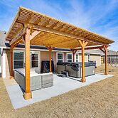 Hot Tub & Fire Pit: Home Near Downtown Texarkana