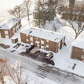 Modern 1BR Apt Near Lake & Downtown