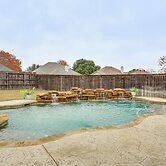 Group-friendly Burleson Getaway w/ Outdoor Oasis