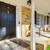 3 Mi to Stone Mountain Park: Quiet Family Getaway