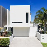 Spacious 3-bedroom Retreat With BBQ and Pool