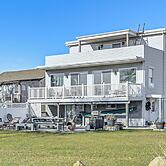1 Block to Bellport Bay! Scenic Hamptons Hideaway