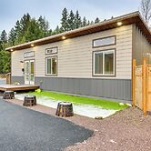 1 Mi to Waterfront Trails, Troy Home w/ Hot Tub!