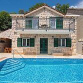 Cozy Villa for 8 With Pool and Jacuzzi