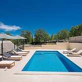 Kresevo Family Villa With Heated Pool