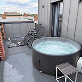 1 Bedroom Flat Apartment With hot tub on the Balcony & City View, Slee