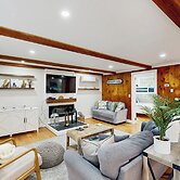 3BR House Close to Beach: Large Yard & Deck!