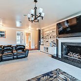 Walk to League Stadium: Huntingburg Family Home!