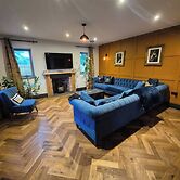 Luxurious 5-bedroom House Rental With Scenic Countryside Views