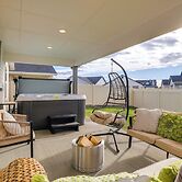 Hot Tub, Patio & Yard! Modern Nampa Home