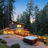 Redwood Oasis - Luxe Santa Cruz Cabin w/ Hot Tub