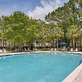 Mount Pleasant Condo w/ Pool & Bikes: Near Beach!