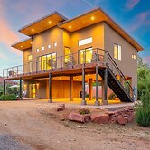 NEW Oak Creek Retreat Townhouse w Views Firepit