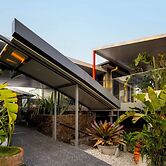 Striking Luxury Home With Garden & BBQ