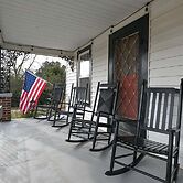 The Bulldog Farmhouse - 100+ Year old Home