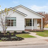 < 1 Mi to Georgetown Square: Pet-friendly Getaway!