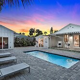 Bright 1940s Beach Cottage With Cabana Plus Private Pool