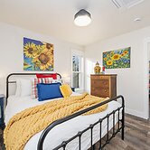City Park Bungalow Pet Friendly w/ Dog Run