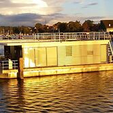 Hausboot Charlotte im Hafen in Ribnitz-damgarten