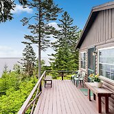 Breathtaking Views! Cozy Log Cabin in Northport