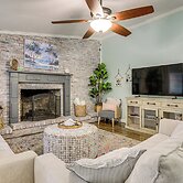 5 Mi to Historic Dtwn Beaufort: Family Gem w/ Yard