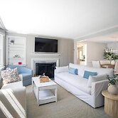 Family Cottage with 4 King Beds
