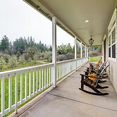 Limpy Creek Access! Family Retreat in Grants Pass