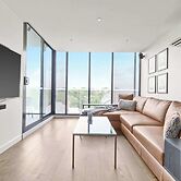 Central Oakleigh 2BR Apartment w Parking
