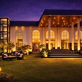The Heaven Wood farms - A Luxury Resort with Pool & Premium Room