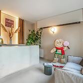 7br Luxury Villa - Pool, Garden & Parking