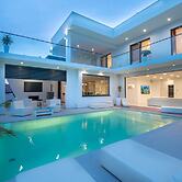 Villa Michelle With Infinity Pool