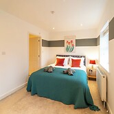 4 Bed House - Cheltenham & Gloucester - Sleeps 8