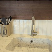 Stylish New Apartment in Central Seaview - 5 Star Comfort!