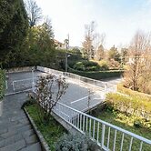 Guesthost - Charming Apt With Parking!
