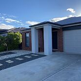Modern 4-bedroom Home, Near Playground, Lake & Nature Trails, Minutes 