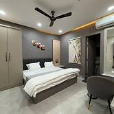 Hotel R J Heights