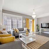 Modern House Steps From Dining, Shopping & Lakes