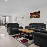 Spacious 3-bed Townhouse in Coburg