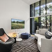 Bright Inner-north Stay With Pool Access