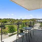 Elegant 3-bed Apt With Park Views in Campbell