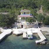 Beachfront Apartment Live