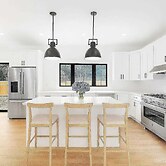 Summit Vista by Rove 4BR Home W/patio & Pool