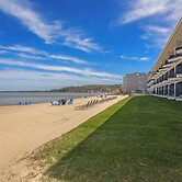 Walkout Beachfront Condo: Pointes North Resort 106