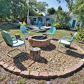 Pet Friendly Firepit Minutes to Beach Sleeps 6