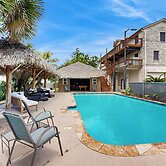 Bacliff Family Getaway w/ Game Room + Private Pool