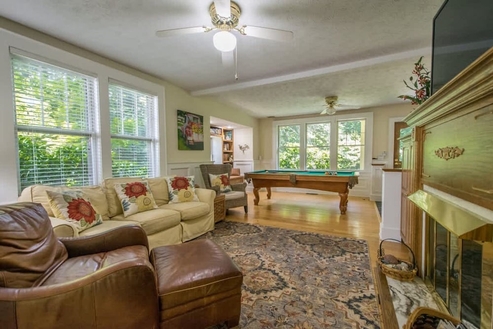Historic 4BR Colonial w Pool Table Fire Pit